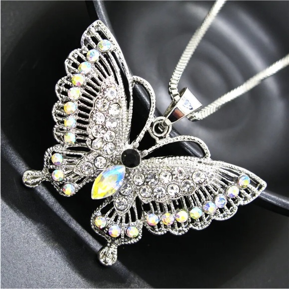 New Betsey Johnson Butterfly Pendant Necklace - Picture 2 of 3